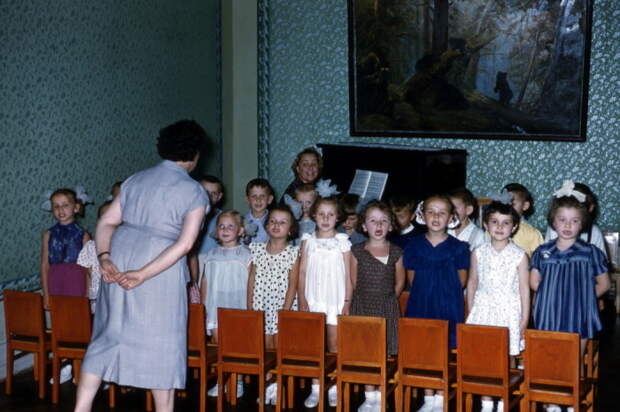 Занятия по пению в одном из детских садиков в 1950-х годах. 