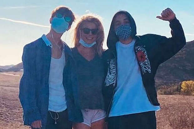 Сыновья Бритни Спирс Шон и Джейден появились на прогулке в Калабасасе