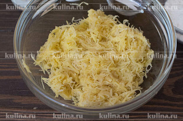 Картофель очистить, промыть, обсушить и натереть на мелкой терке, лишнюю жидкость отжать и положить в миску.