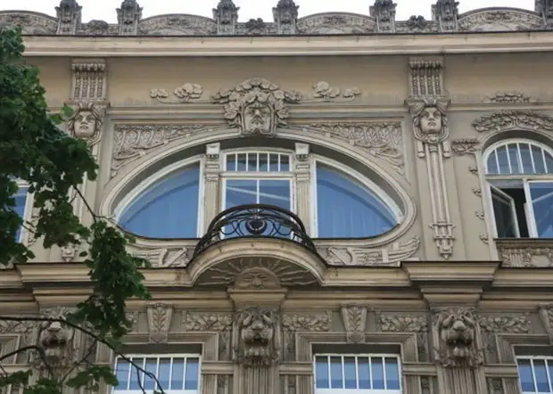 Балкон одного из зданий в стиле ар-нуво. Балкон одного из зданий в стиле ар-нуво.