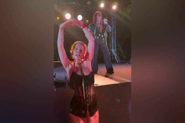 Телеведущая Ксения Собчак станцевала на концерте Леонтьева в Таиланде