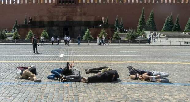 Акробатический этюд на Красной площади. Источник: Яндекс.ру
