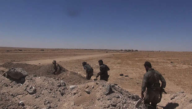 Бойцы сирийской армии во время операции по деблокированию авиабазы Дейр-эз-зор. Архивное фото