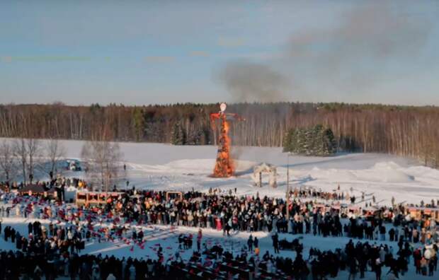 В Горках Ленинских сожгли самую высокую Масленицу в России