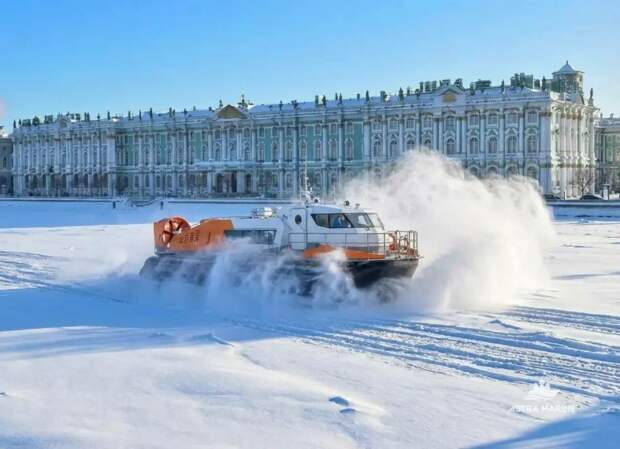 Смольный: новогодний Петербург с воды увидели почти 2,5 тысяч туристов