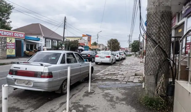 Трупы трех мужчин нашли в машине у дома в Екатеринбурге