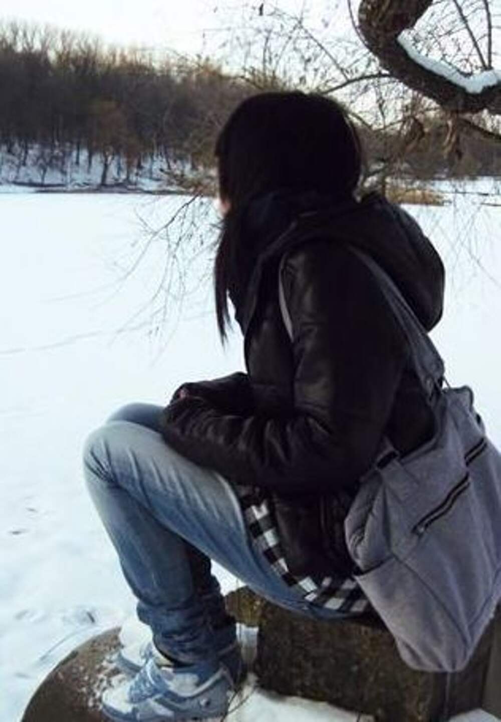 Девушка с чёрными волосами зимой