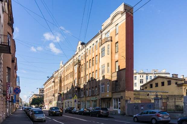 Дом-стена на улице Боровой (Санкт-Петербург).