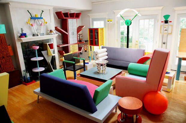 Комната, полная мебели в стиле группы Мемфис.
