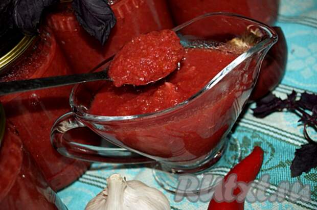 Вкусный, яркий кетчуп из слив и помидоров подойдет к разнообразным блюдам и прекрасно разнообразит зимнее меню. Приятного аппетита! 
