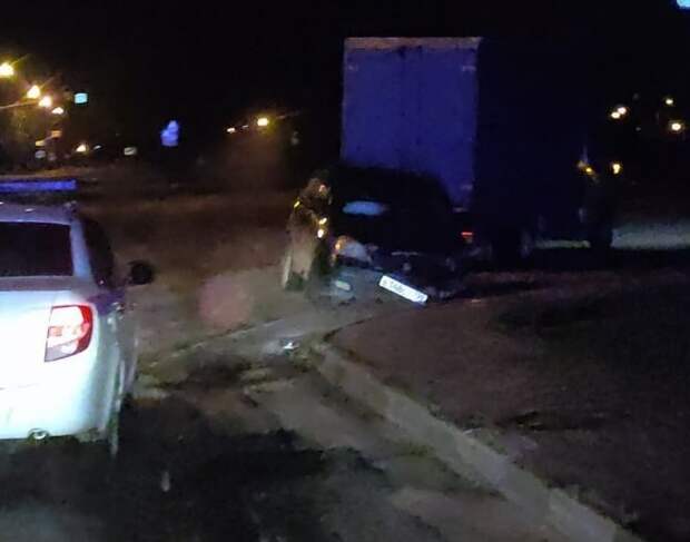Водитель сбежал, бросив покореженную машину на мосту в Тверской области
