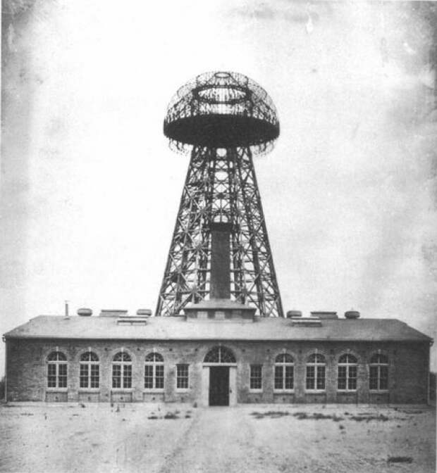 Завод Tesla в Варденклифе на Лонг-Айленде в 1904 году. На этом заводе Тесла надеялся продемонстрировать беспроводную передачу электроэнергии через Атлантику.
