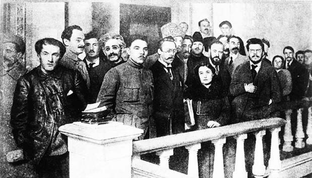 Руководящие деятели КП(б)У. Слева направо: Александр Хмельницкий, Моисей Рухимович, Моисей Грановский, Владимир Юдовский, Климент Ворошилов, Владимир Мещеряков, Николай Подвойский, Анжелика Балабанова, Христиан Раковский, Николай Скрипник, Владимир Затонский