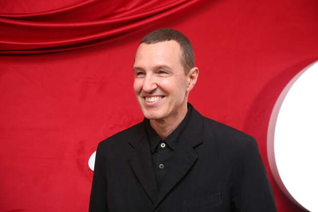 Игорь Верник отрастил волосы и сбежал на пляж: странная смена имиджа