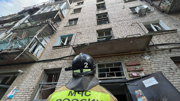 В Луганске спасатели всю ночь разбирали завалы жилого дома после удара ВСУ