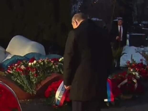 Путин поклонился могиле Ельцина