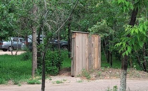 Карагандинцев возмутил уличный туалет в парке Победы