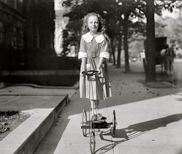 Девочка на самокате, 1920 г.