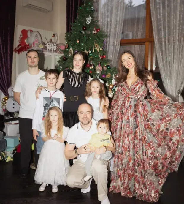 Елена и Роман Товстик с детьми