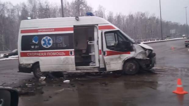 Водитель Toyota Corolla погиб при столкновении с машиной скорой помощи в Омске