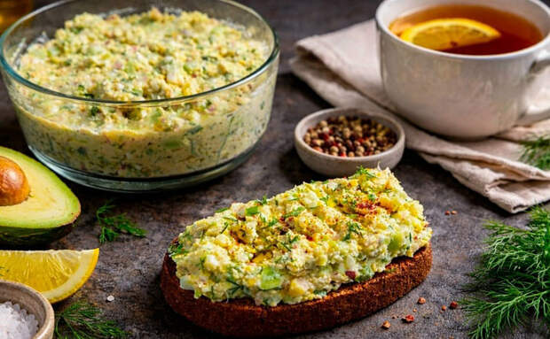 Полезный и сытный завтрак за 10 минут: намазка с тунцом и авокадо