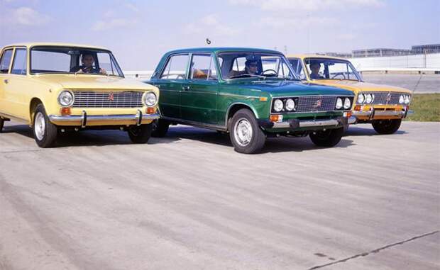 На фото: опытный образец "ВАЗ-2106" (в центре) рядом с ВАЗ-2101 «Жигули»