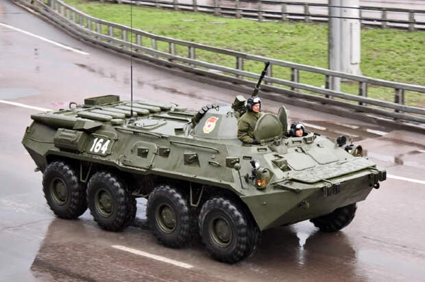 Восемь колес, дизель и водомет: чем хорош старый добрый БТР-80
