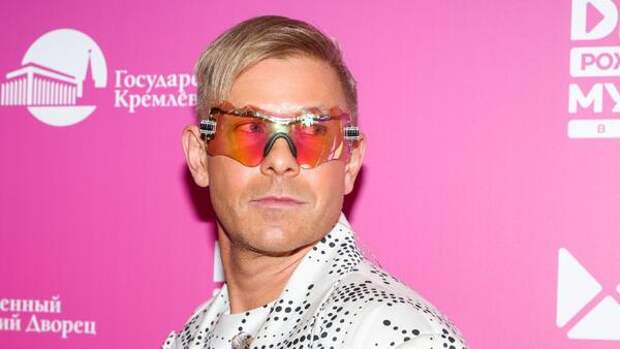 Рухнул у всех на глазах: Митя Фомин оконфузился на сцене в Шерегеше