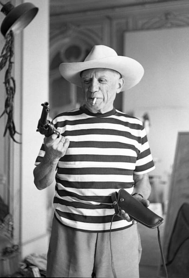 Пабло Пикассо в тельняшке, ок. 1952 г.
