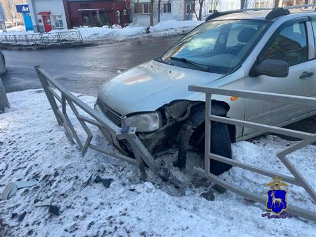 В Самаре «Калина» сбила 14-летнюю девочку и врезалась в ограждение