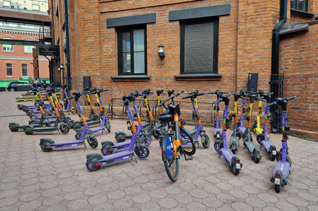 Киберэксперт Силаев: мошенники меняют QR-коды на фальшивые в пунктах кикшеринга