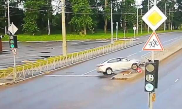 Молодой парень попал в ДТП на Ленинградском проспекте в Архангельске