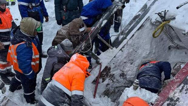 Спасенного после схода лавины геолога на Камчатке перевели из реанимации