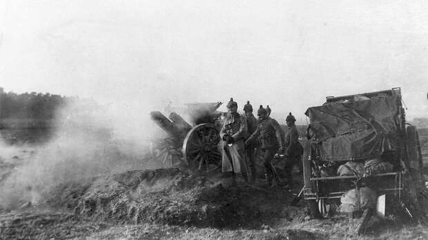 Германская артиллерия ведёт огонь по позициям российской армии в районе польской Лодзи. Фото: Global Look Press