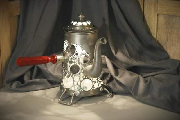 Винтажный кружевной светильник из старого чайники - фото