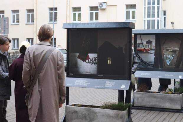 Во дворе «Маяковки» в Петербурге открылась уличная фотовыставка «Архитектура акмеизма»