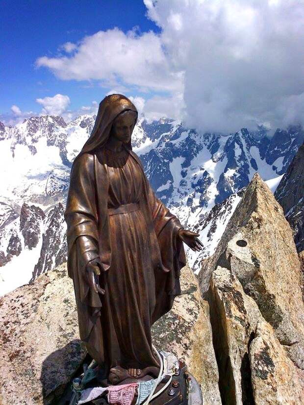 Статуэтка Девы Марии в Альпах