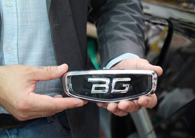 Логотип BelGee по своим размерам полностью повторяет габариты шильдика Geely