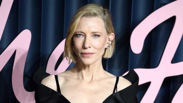 Актриса Кейт Бланшетт показала фигуру в бархатном корсете