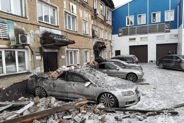 Крыша частного дома рухнула в Бердске из-за скопившегося снега