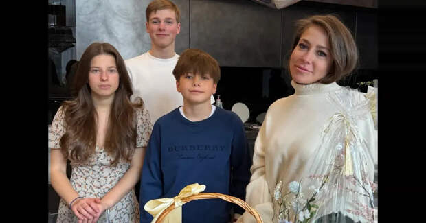 Виктория Шелягова (с куличом за 100 тысяч рублей), Юлия Барановская, Диана Манасир и Кристина Потупчик посетили пасхальный обед