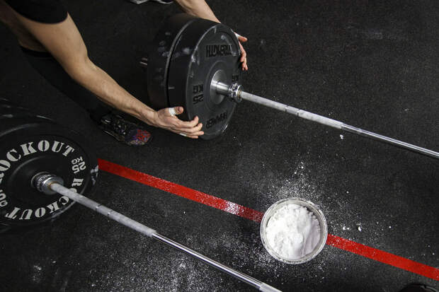 IWF допустила российских спортсменов до 23 лет до соревнований с флагом и гимном