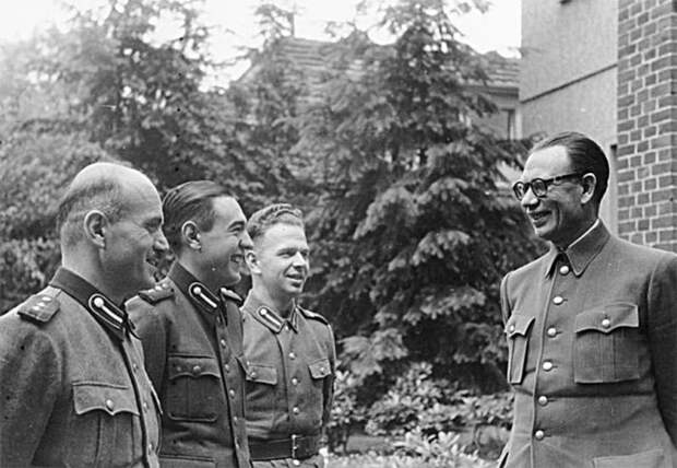 Генерал А. Власов беседует с военнослужащими своего штаба. Слева — К. Кромиади./Фото: img.wikireading.ru Генерал А. Власов беседует с военнослужащими своего штаба. Слева — К. Кромиади./Фото: img.wikireading.ru