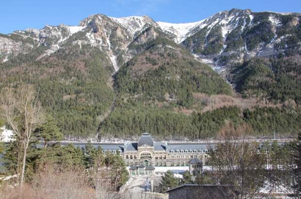 Вокзал находится высоко в горах и имеет длинные двухсотметровые платформы, поэтому получил второе название «Титаник гор» / Фото: wikimapia.org