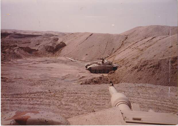 Иракский Т-72М1 с места заряжающего M1A1 Abrams, 1991 год. Фото из архива Донована Уоррена.