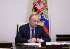 Путин поручил повысить прожиточный минимум в 2022 году на тысячу рублей