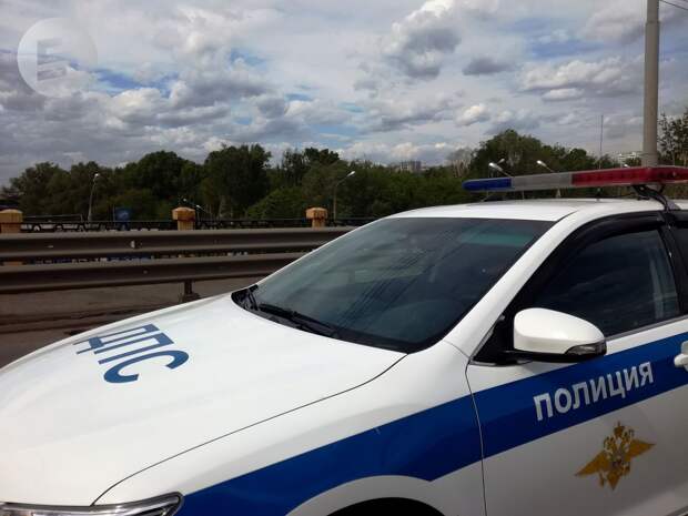 Легковушка столкнулась с грузовиком на Воткинском шоссе в Ижевске