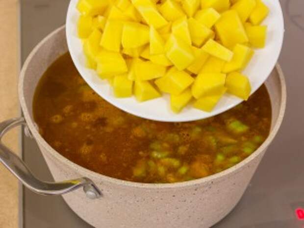 Рецепт: Суп с нутом, фаршем и томатами