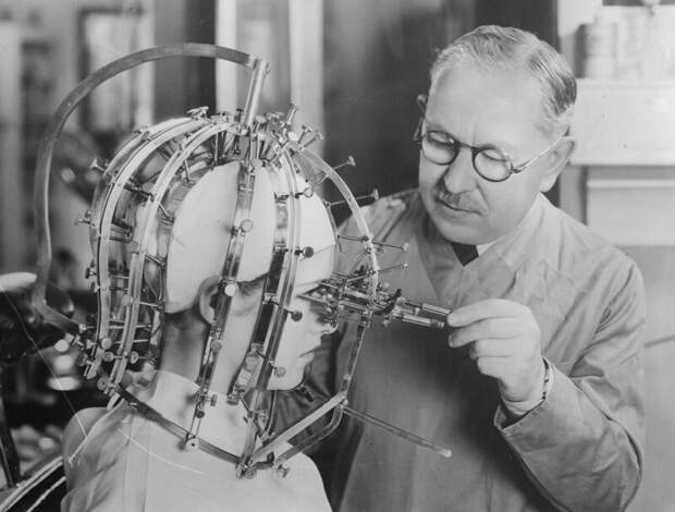 Вот такой вот микрометр для выявления несовершенств лица от Max Factor. 1933 год