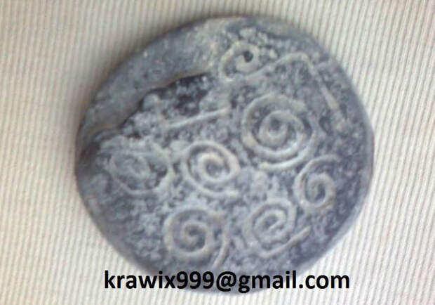 Камень со спиралями, найденный в саркофаге